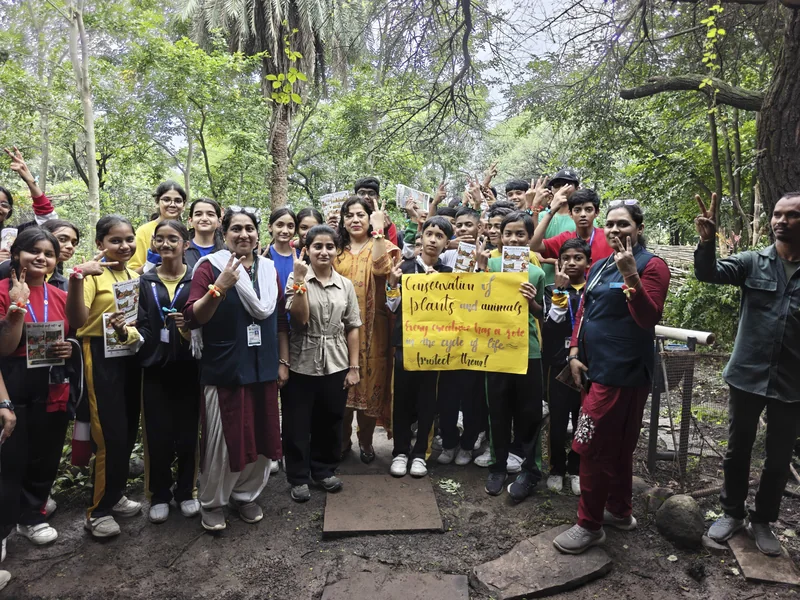 वन विहार में तितली संरक्षण आयोजन का दृश्य