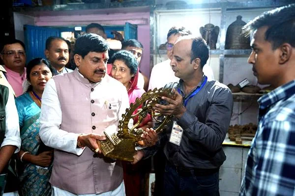 टीकमगढ़ में पीतल शिल्पकार के घर पहुँचे मुख्यमंत्री का विज्ञप्ति चित्र